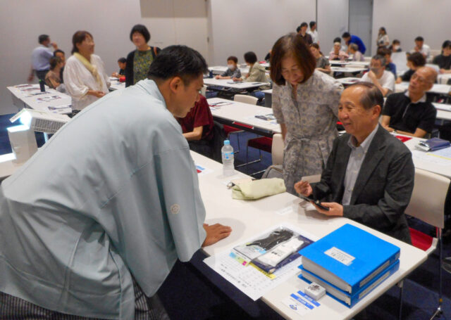 春風亭昇吉と石川県視覚障害者協会の米島理事長（右）