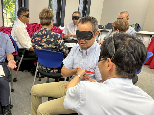 チーム内で声をかけあいながら3D模型を触っていきます