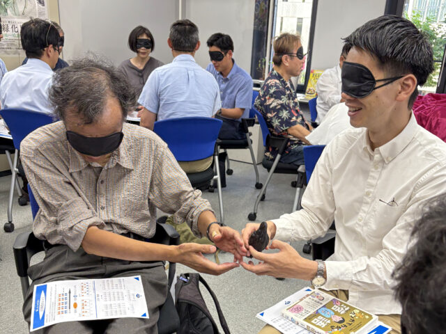 アイマスクをして参加者同士が手探りで3D模型を渡します